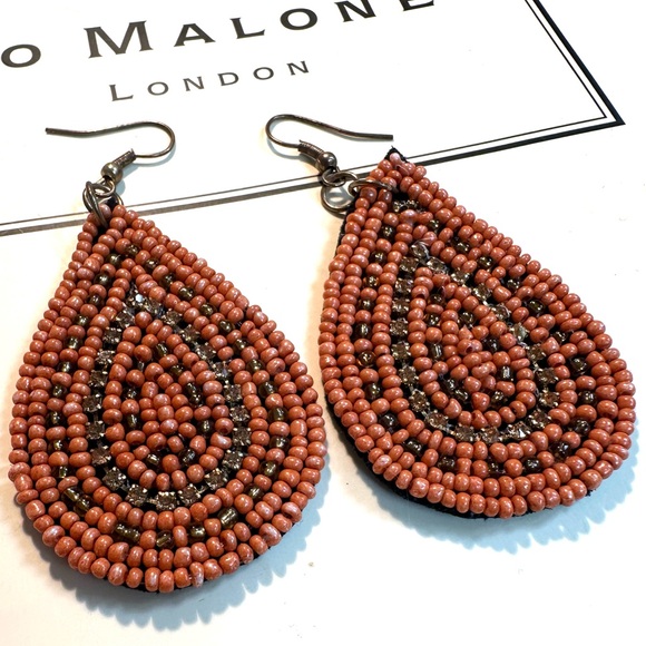 Mint Condition Large Beaded Drop Earrings Gold tone metal very Lightweight - Picture 4 of 6